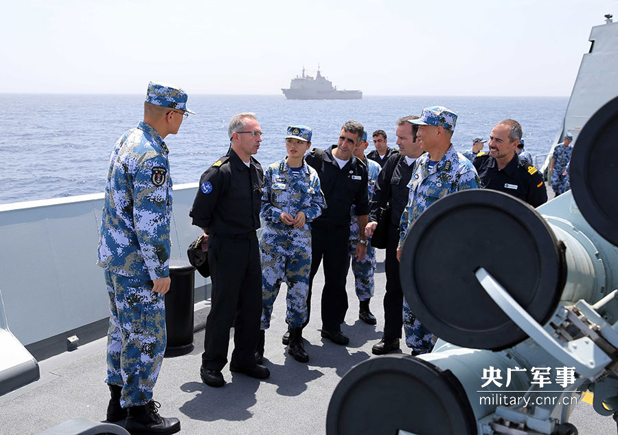 海军第26批护航编队指挥员与欧盟465编队指挥官会面_央广网
