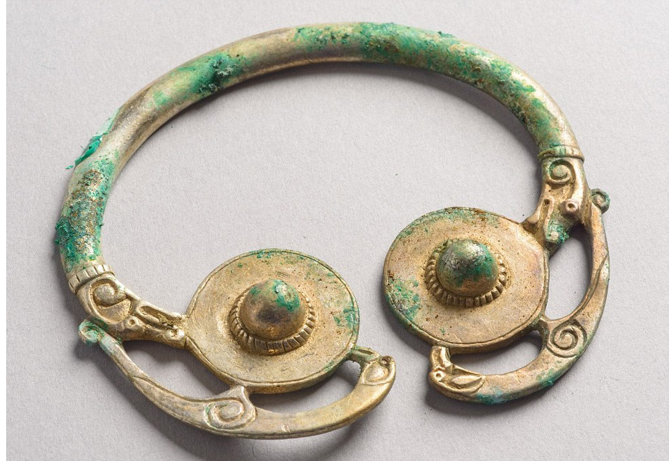 英国千年前海盗宝藏曝光 银壶内藏珠宝丝绸