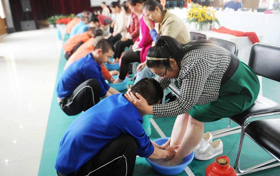 �䶾ѧԱΪĸ��ϴ�� 2��ӵ������