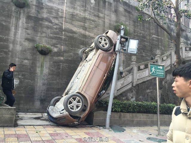 ���죺Ů�Ӵ��ҵ� ������������׹��4�ױ���