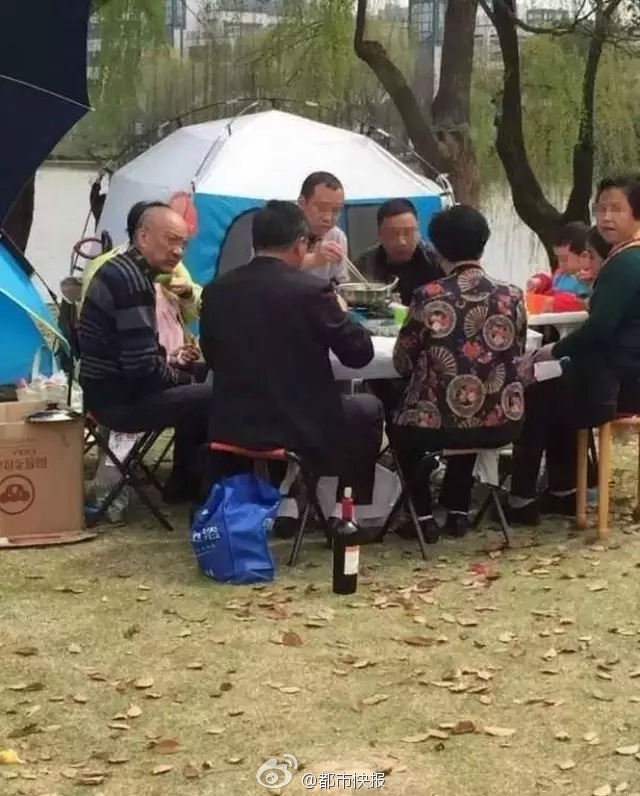 ����������Ͻ��У���Ĵ��ƺ�ϳԻ��