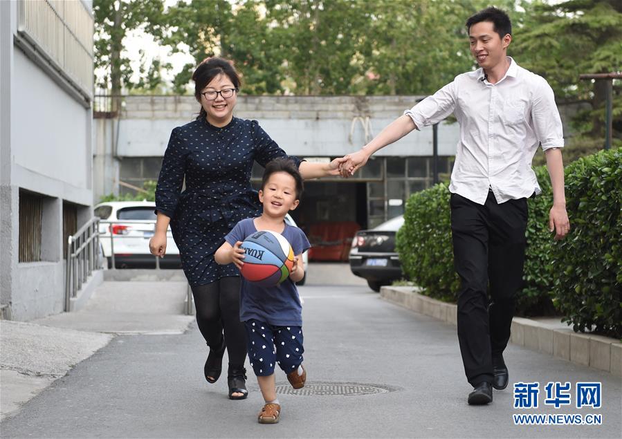 “80后”爸爸为孩子绘制近百本绘本