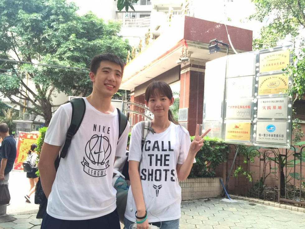 高考后的瞬间:美少女飞回国等他出考场只为表白 高考后的瞬间:美少女飞回国等他出考场只为表白